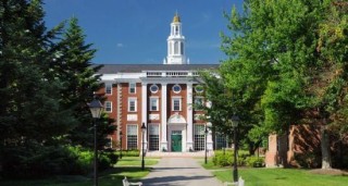 外盘头条：美国政府禁止哈佛招收外国学生 遭法官阻止 苹果计划2026年推出智能眼镜 FTC撤销对百事定价诉讼