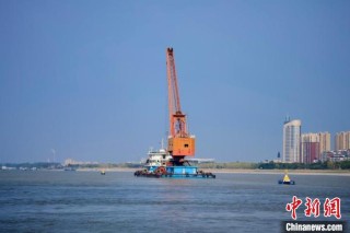 长江枝江水道打捞一艘沉船