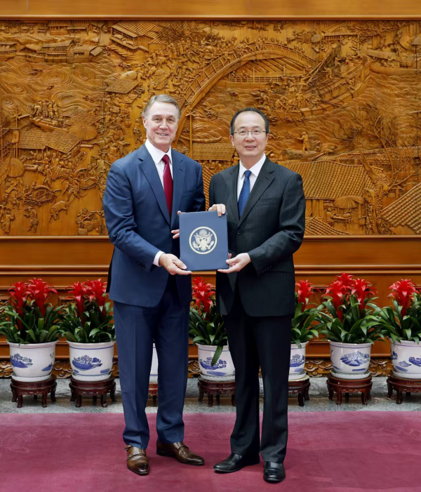 外交部部长助理兼礼宾司司长洪磊接受美国新任驻华大使递交国书副本  第1张